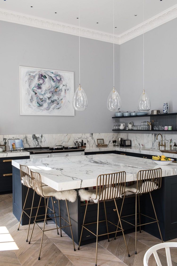 blog deco tendances cuisine 2022 ilot central marbre blanc bleu marine chaise haute laiton