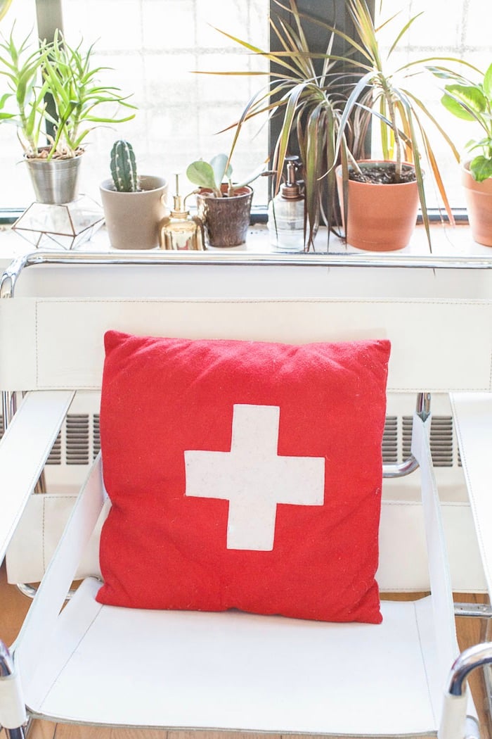 coussin laine croix suisse fauteuil rétro 50s cuir blanc pied chrome
