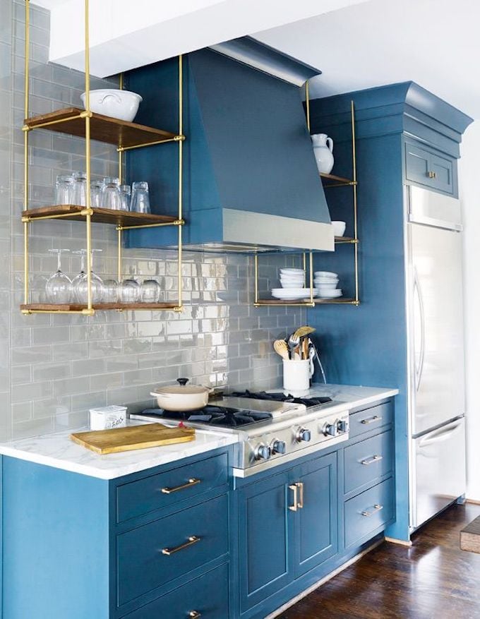 cuisine bleu ciel mur carrelage effet brique grise étagère bois laiton