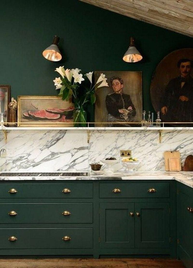 cuisine vert foncé marbre blanc poignée de porte laiton