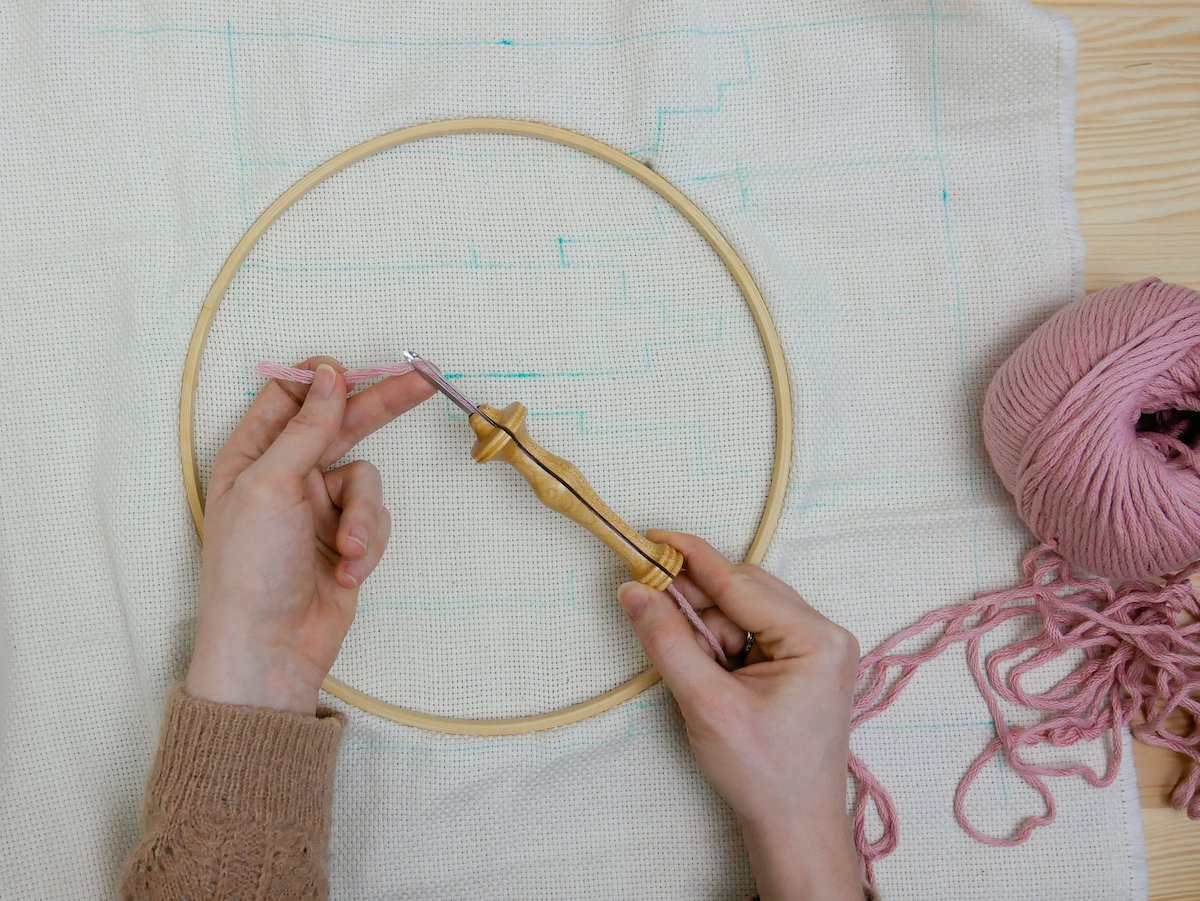 apprendre technique broderie facilement déco punch needle