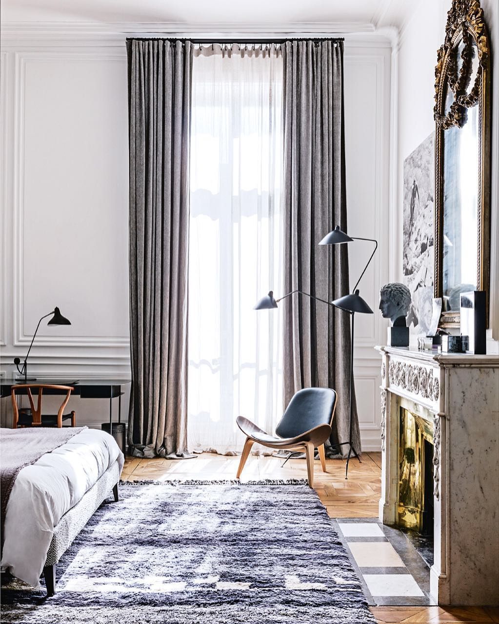 chambre spacieuse lumineuse cheminée marbre moule tapis gris bleu