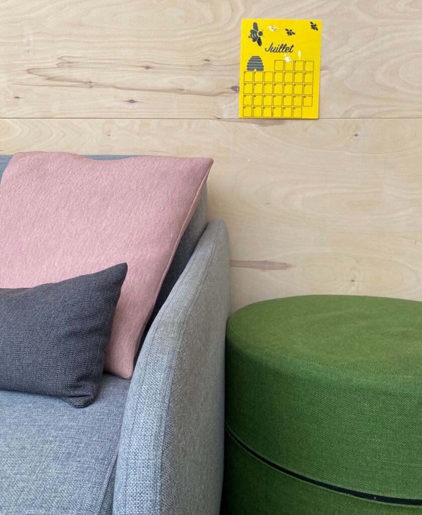décoration salon couleur pastel mur bois