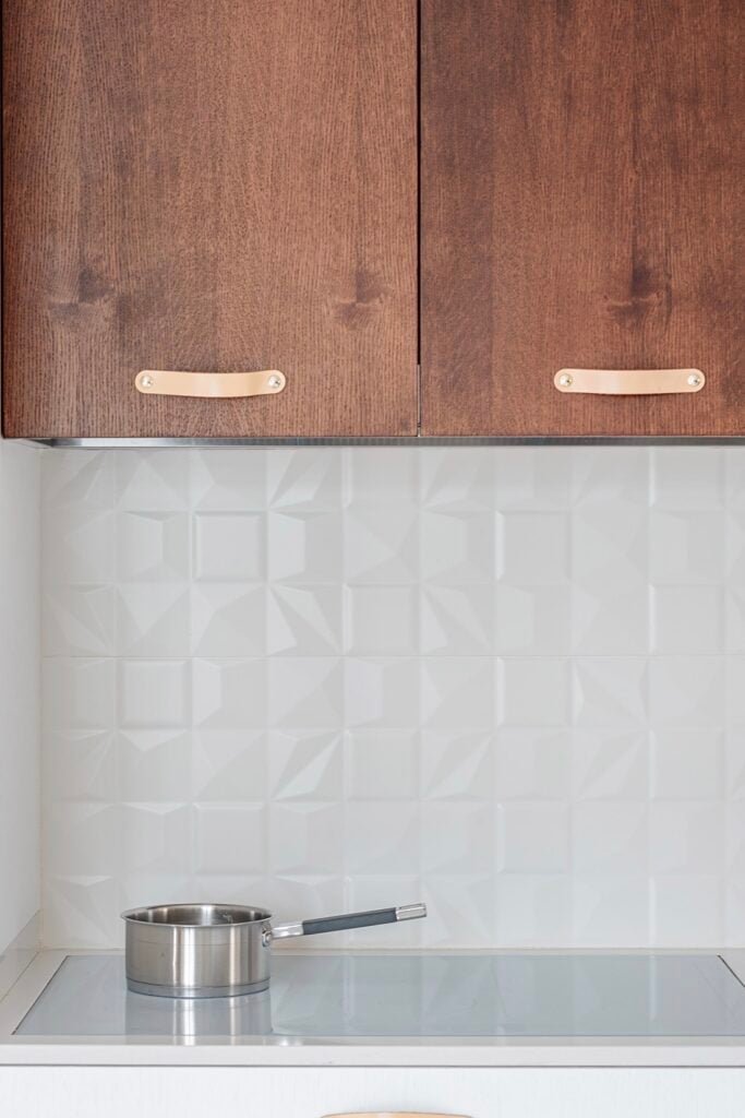 meuble cuisine acajou massif bois crédence relief blanche