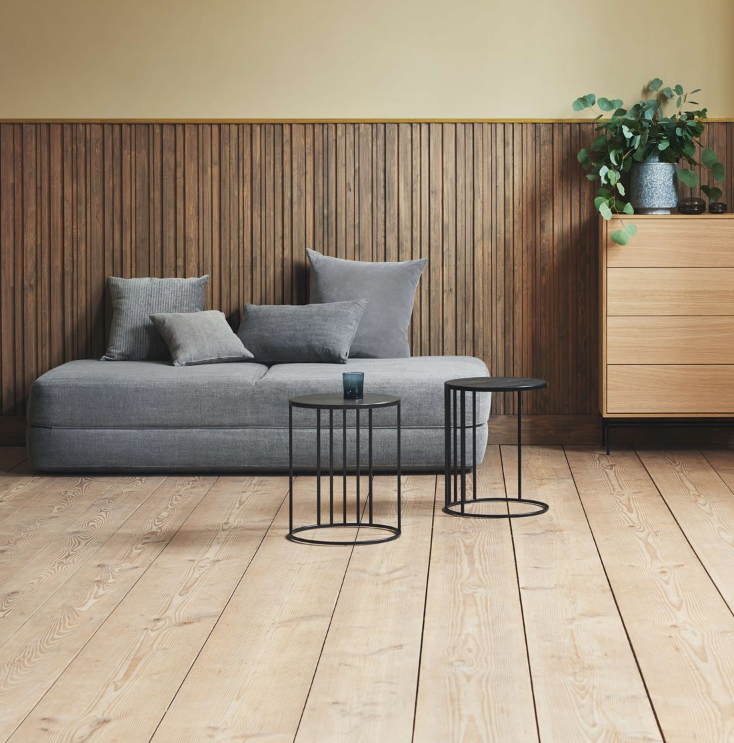banquette grise ronde mur sol bois lamé table basse métallique noir