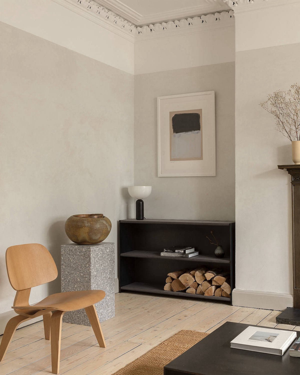 salon chaise bois lcw Eames cheminée noire