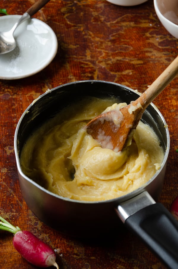 technique pâte à choux à la main casserole