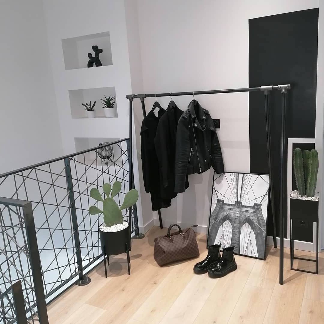 aménager petite entrée noir et blanc déco rock