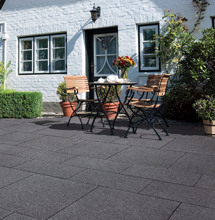 maison blanche jardin extérieur noir table bois