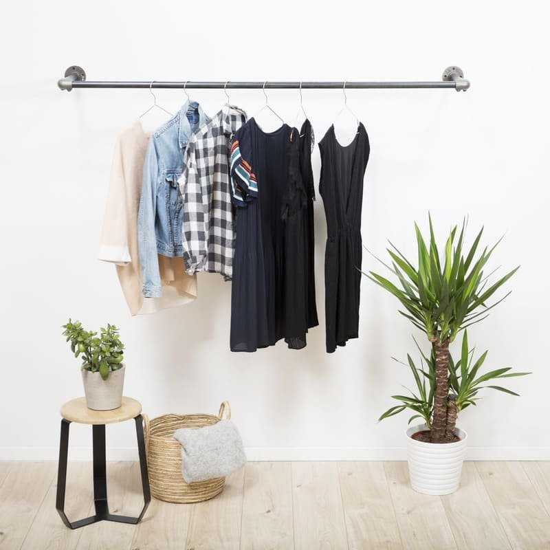 portant à vêtements modulable mural suspendu acier métal design