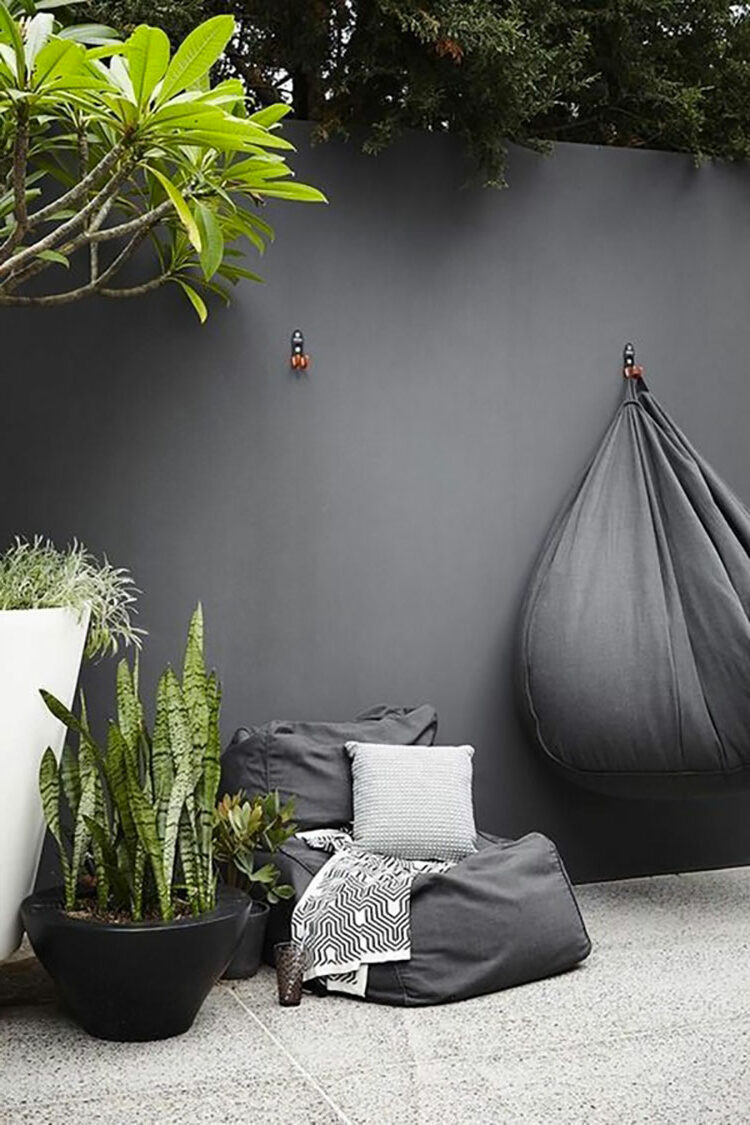 salon de jardin extérieur mur gris anthracite plante verte