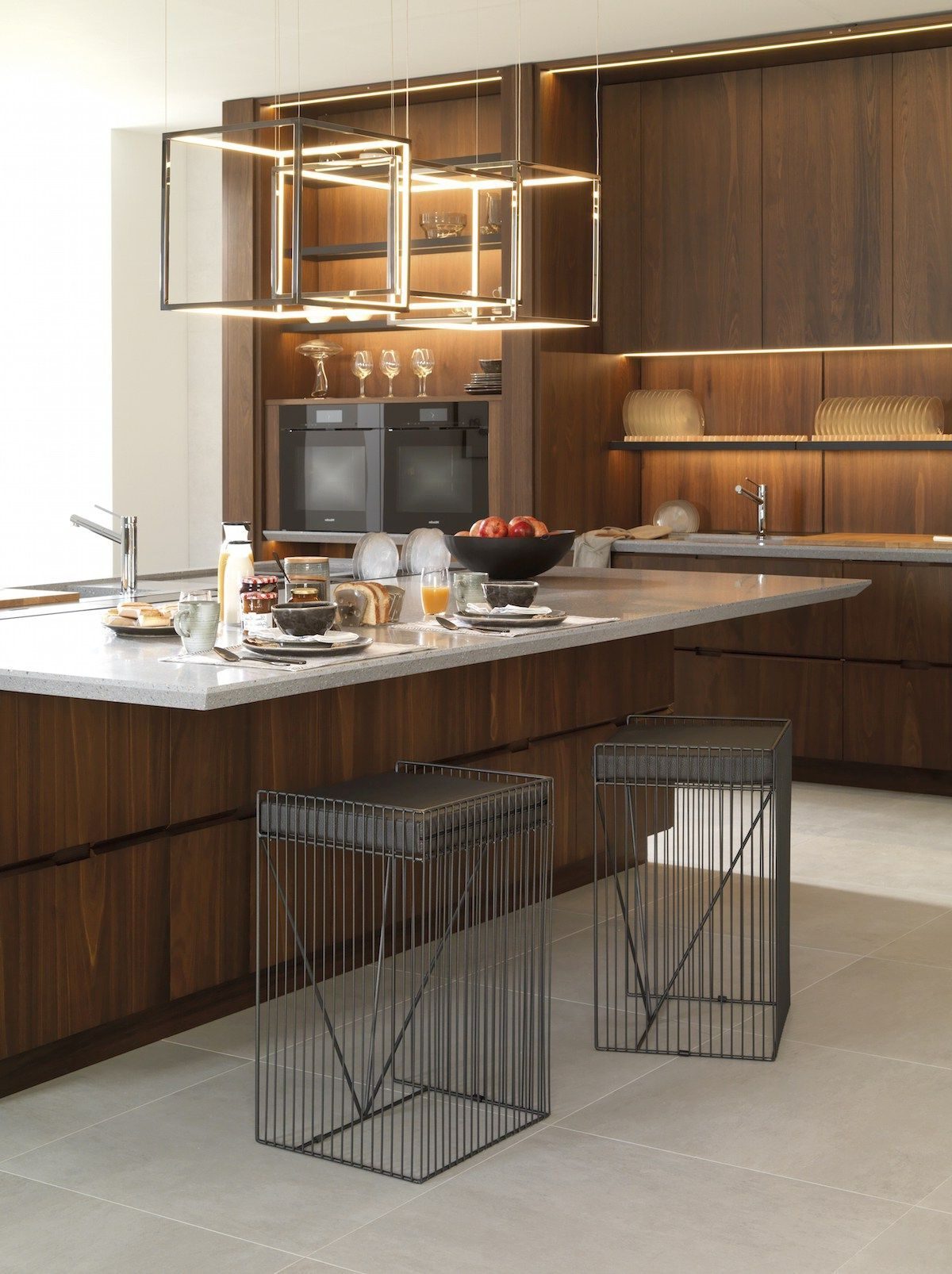 cuisine bois suspension tabouret métallique gris plan de travail béton ciré