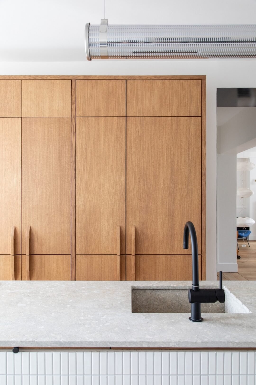 cuisine ilot central béton gris clair meuble bois crédence blanche deco intérieure
