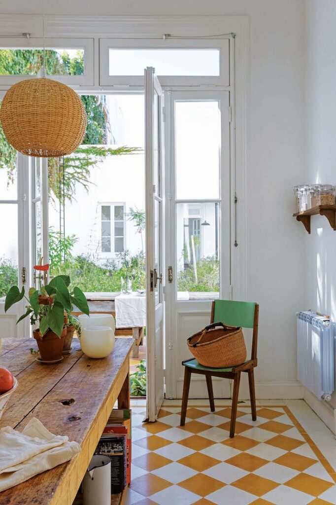 cuisine porte fenêtre vitrée sol carrelage damier jaune blanc deco campagne estivale