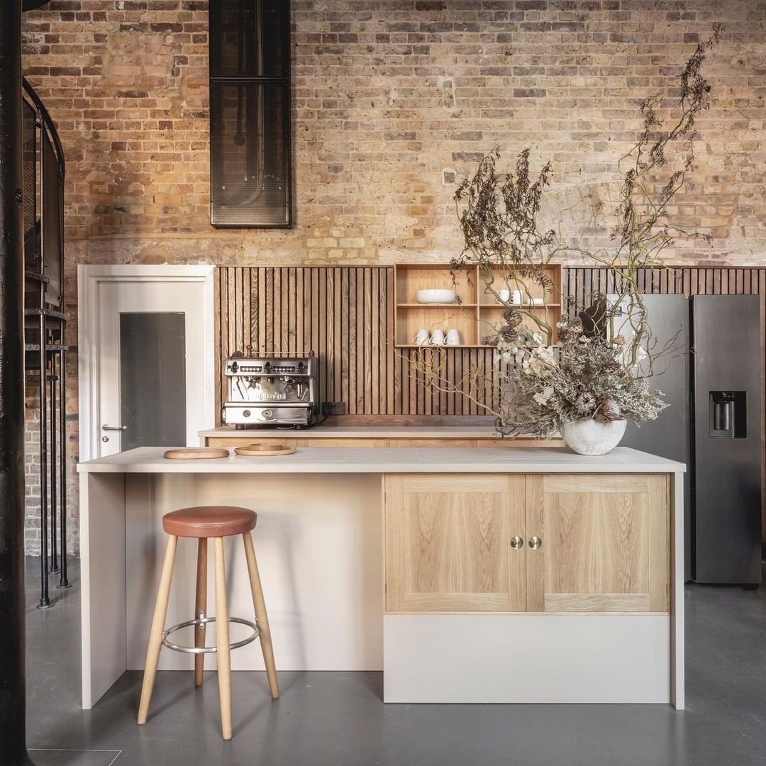 cuisine loft bois cuir tasseau ilot central escalier métallique colimaçon