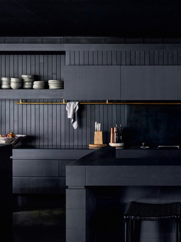 cuisine noire ouverte bois ilot central
