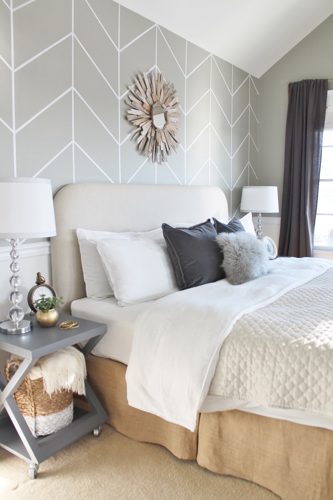 papier peint géométrique gris blanc lit double chambre lumineuse