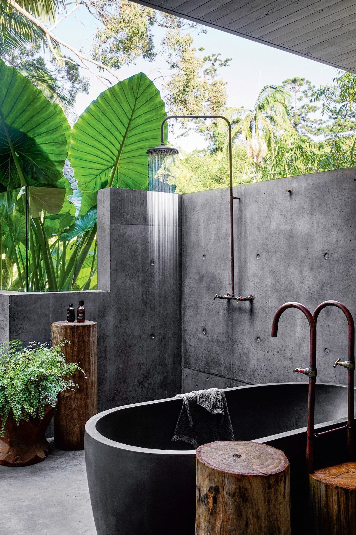 salle de bains extérieur suite parentale douche italienne donnant jardin
