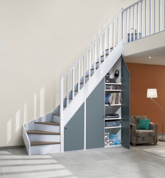aménager placard sous escalier étagère fermée - blog déco clem