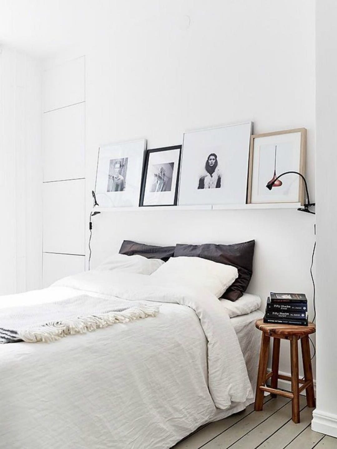 lit double parquet bois lamé étagère tabouret rond bois