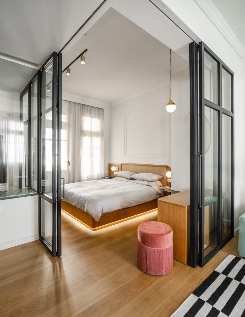 chambre style années 50 modernisé lit bois lévitation