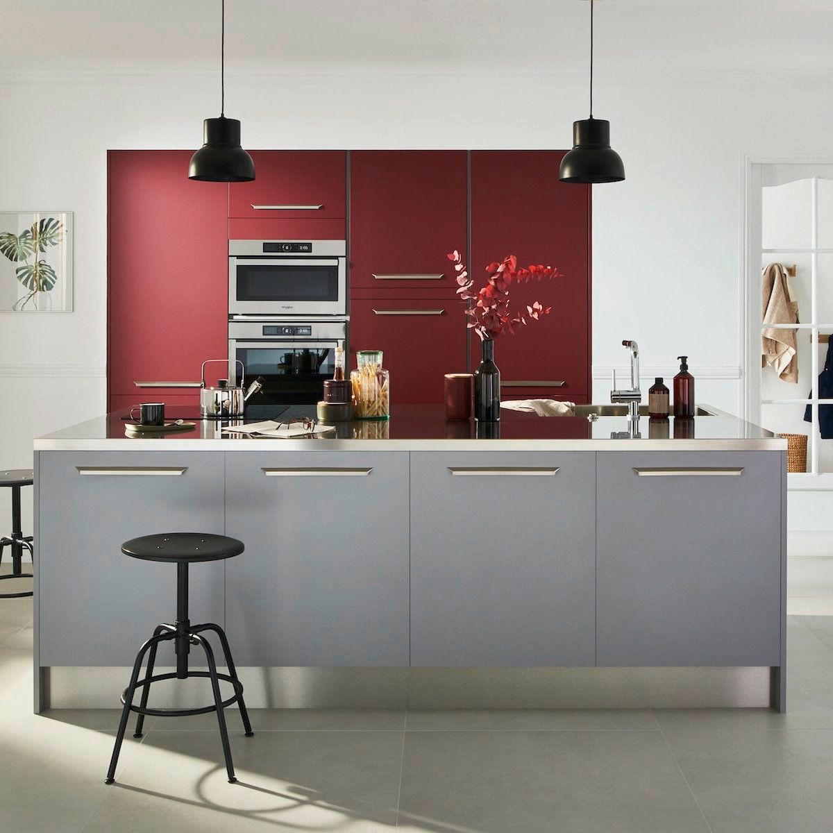 cuisine bicolore rouge vermillon gris ilot central lampe noire industrielle