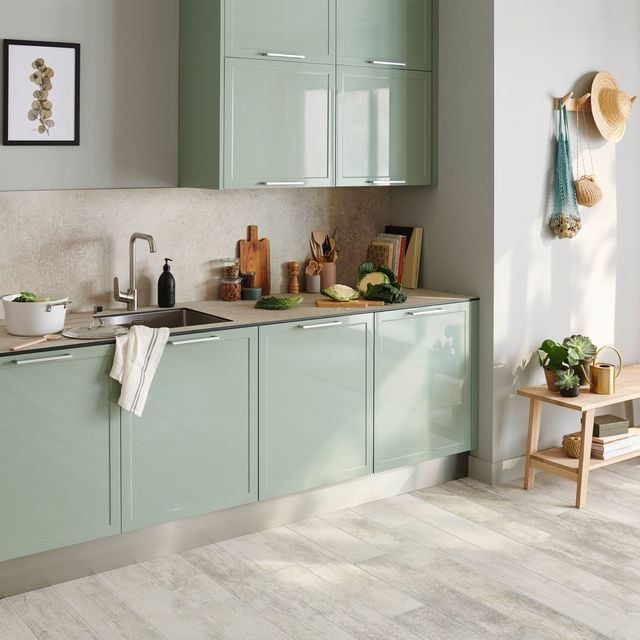 cuisine vert amande céladon dans entrée maison campagne chic déco