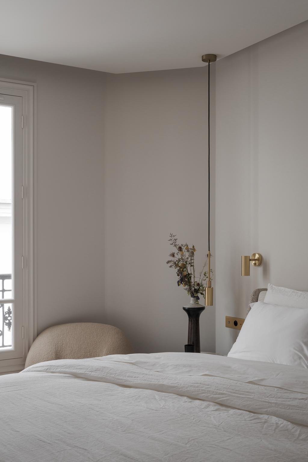 Pied-à-terre à Paris chambre sous les toits déco blanche