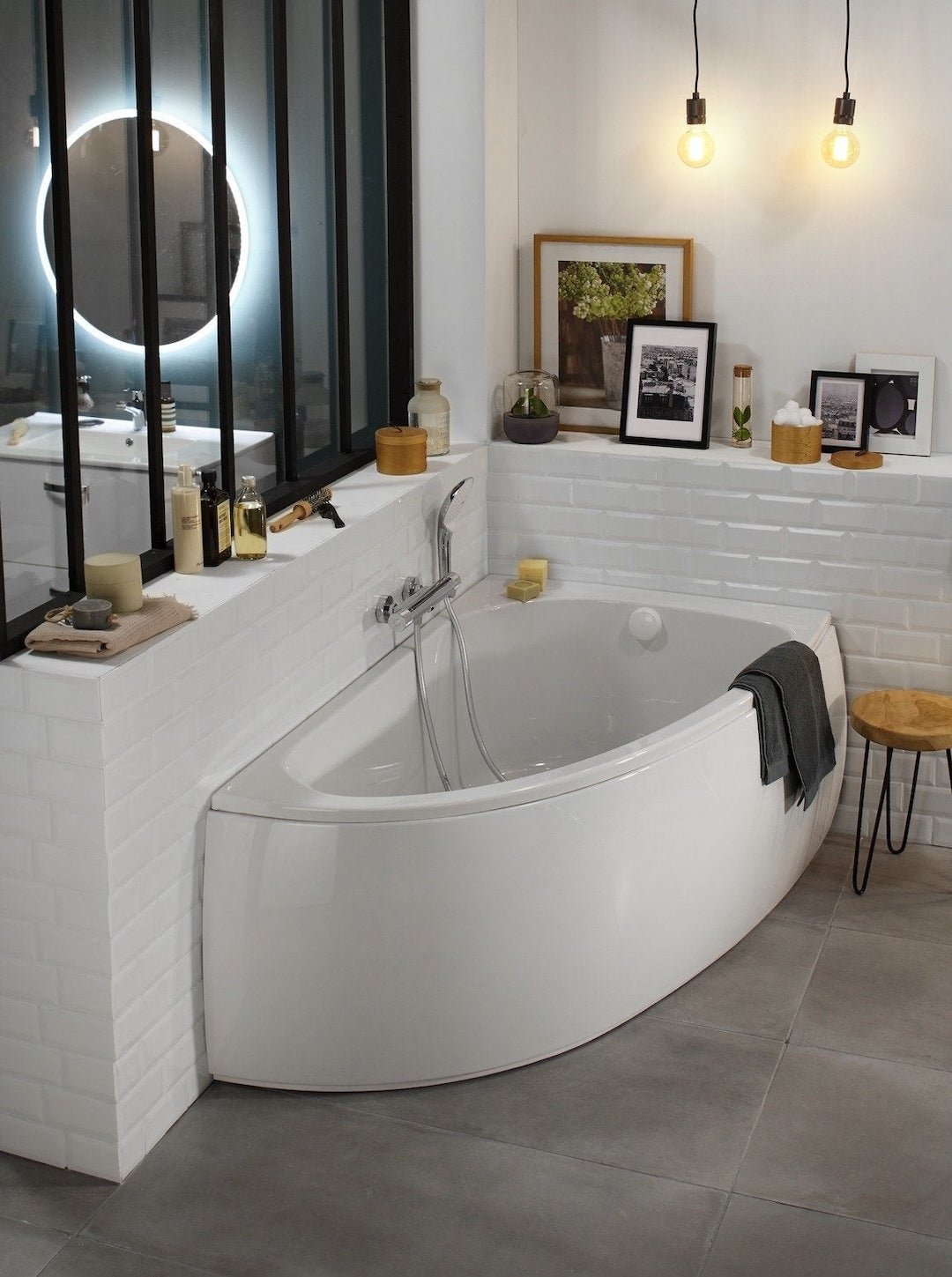 baignoire d'angle blanc carrelage brique suspension métallique verrière noire