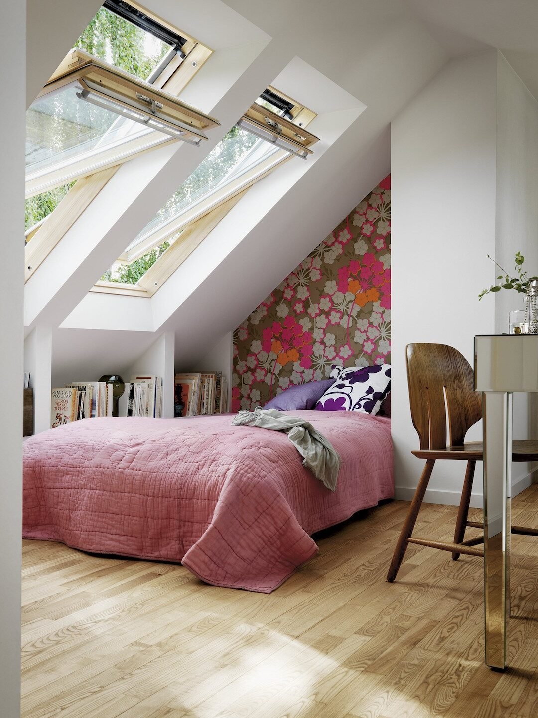 chambre lumineuse mur blanc parquet bois lamé papier peint fleuri rose vintage