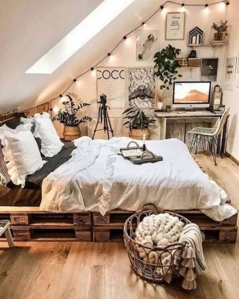deco intérieure bohème lit palette en bois panier rond en osier guirlande lumineuse