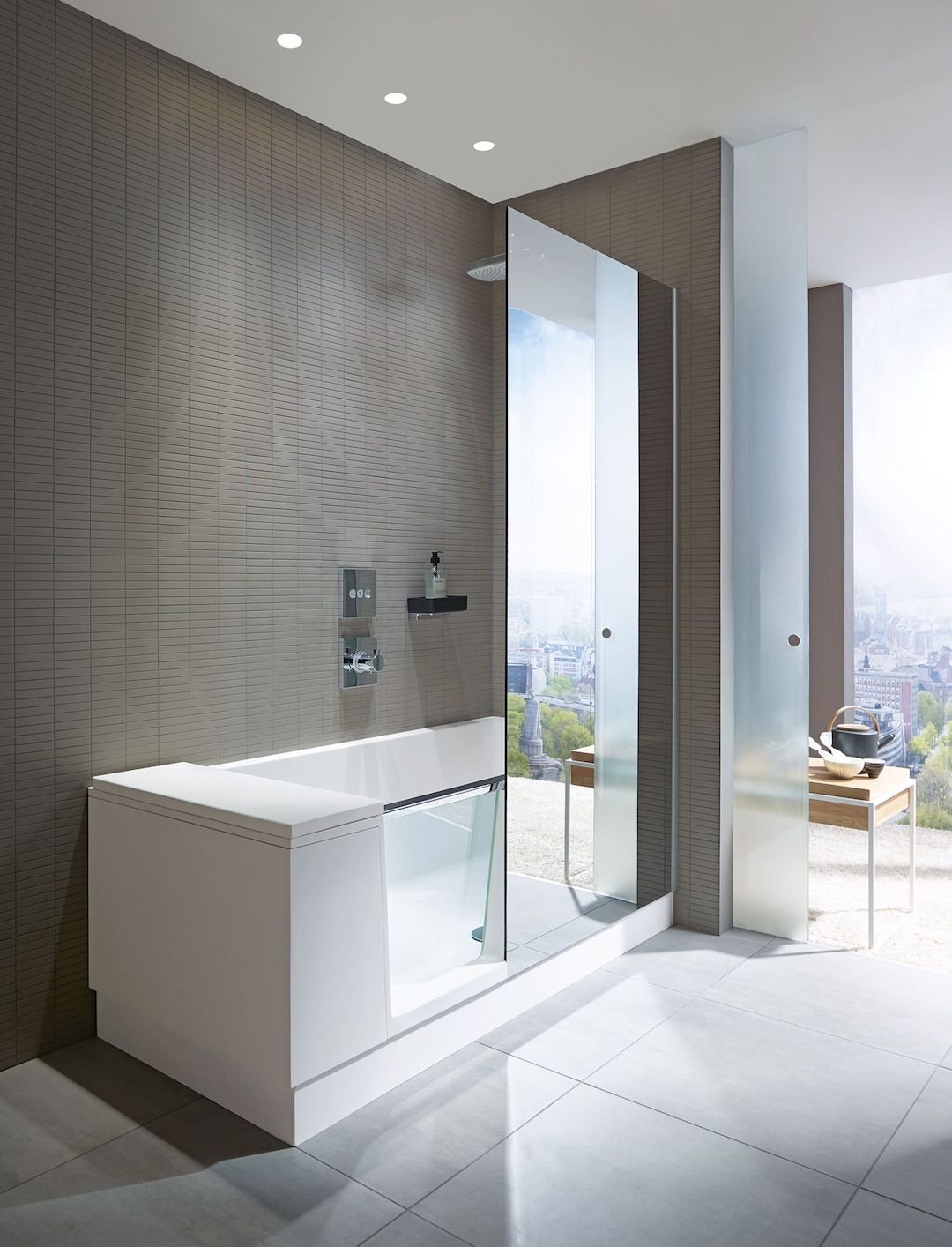 deco sobre moderne baignoire avec porte