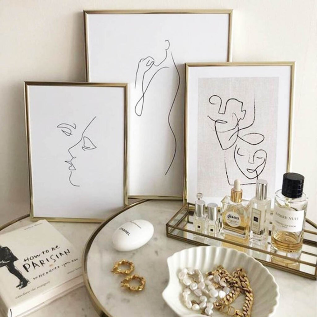 cadre dorée élégant raffinée dessin visage épuré salon chic moderne