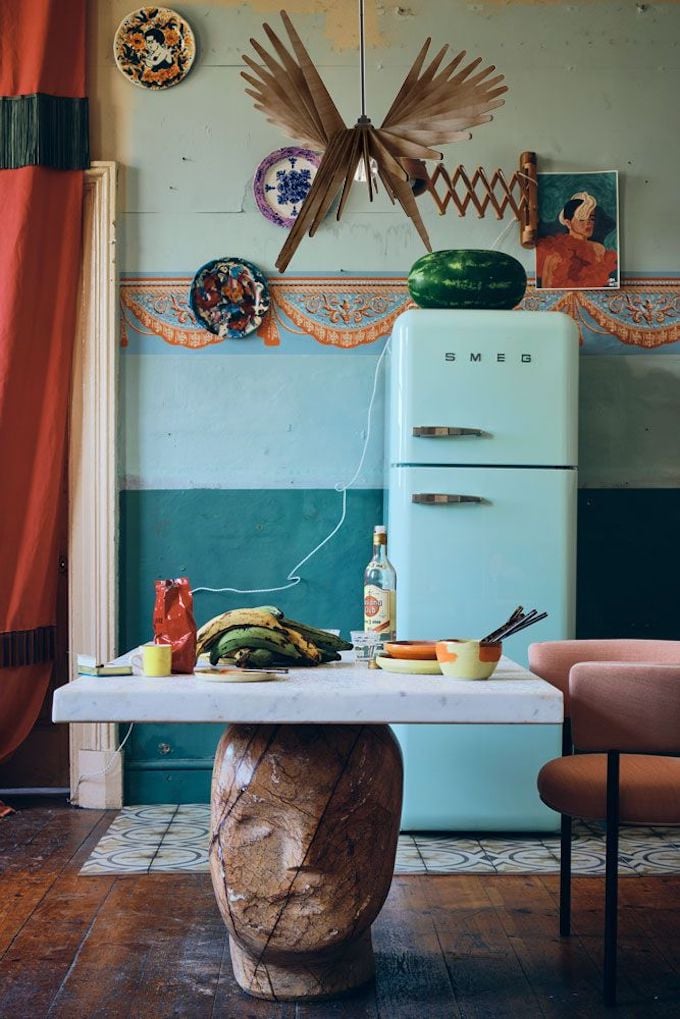 cuisine deco artiste table blanche support statu visage frigo smeg turquoise