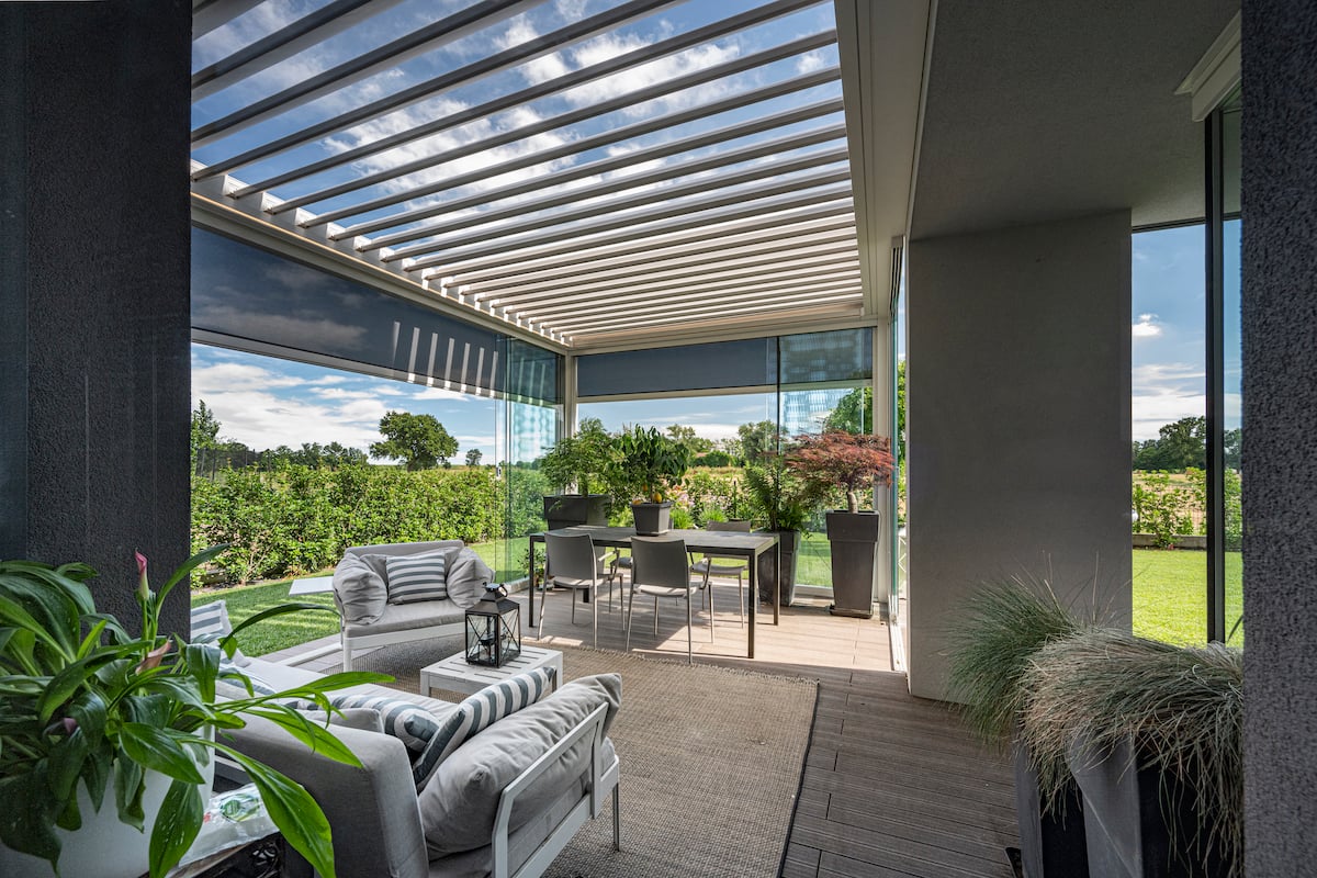 La pergola comme alternative à la veranda pour votre extension de maison lumineuse pour votre salon semi extérieur