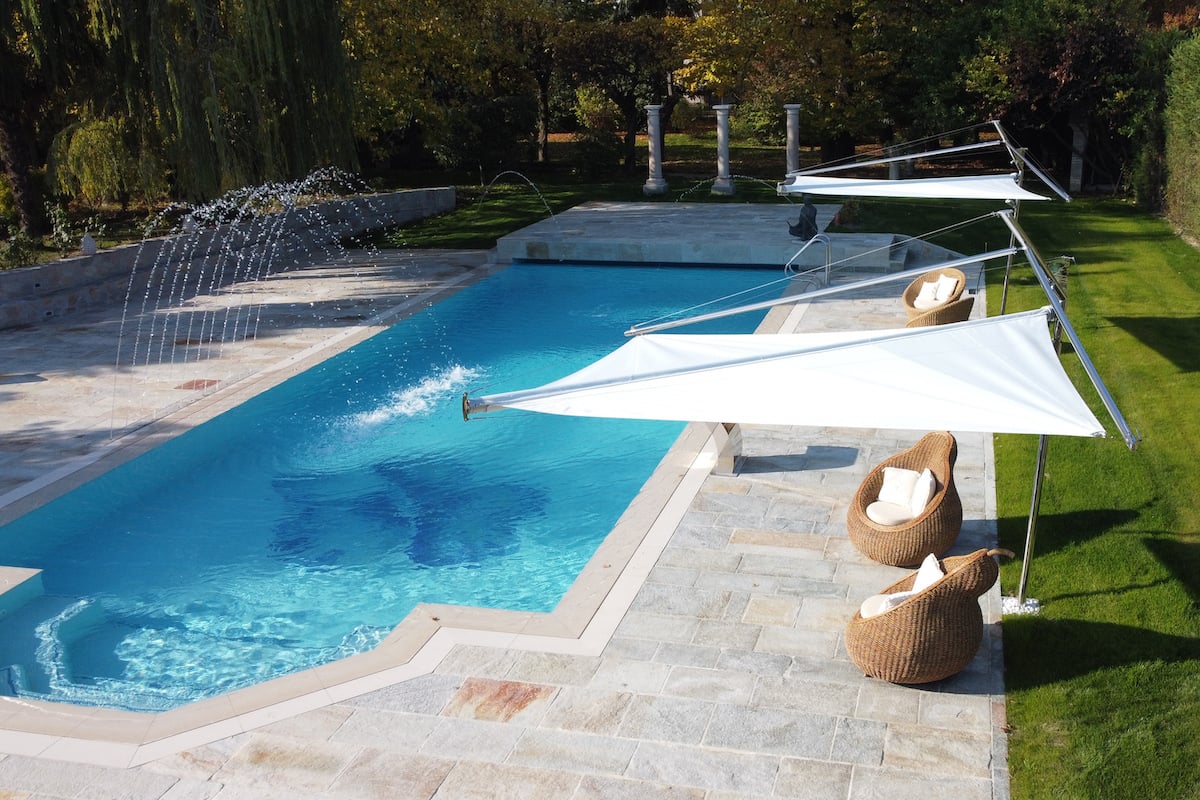Installation d’une voile d’ombrage proche piscine : l’alternative ultra design au parasol offrant grande dimension et robustesse