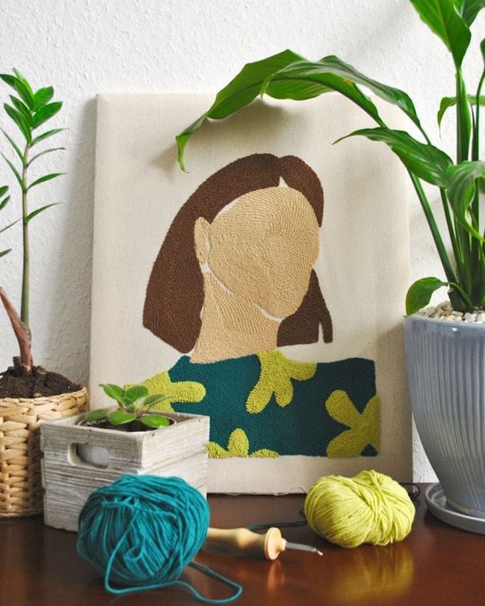 tableau brodé visage femme laine bleu canard vert clair table bois deco végétale