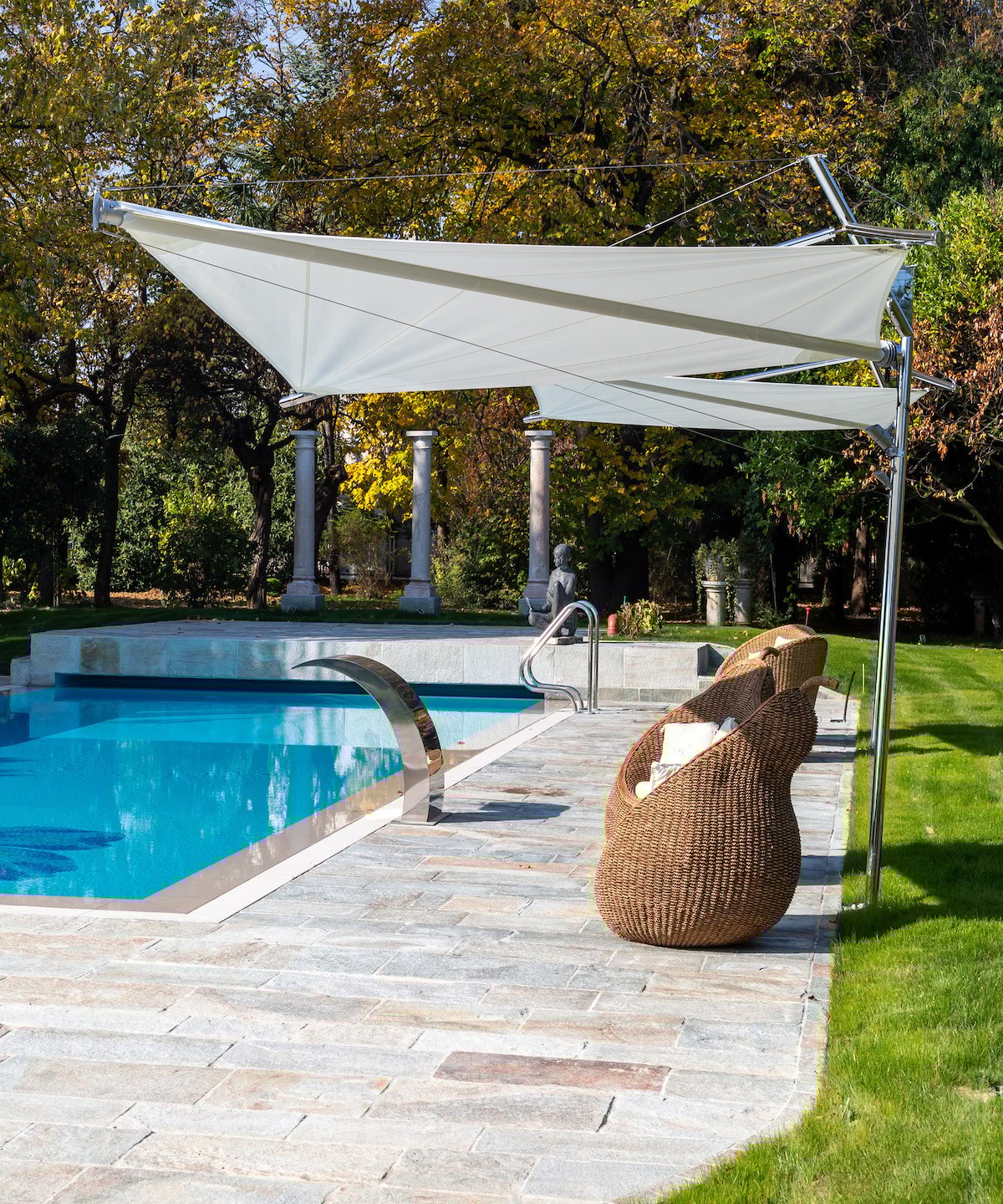 Voile d’ombrage : votre protection solaire orientable au design méditerranéen et adaptable à tous vos espaces : terrasse, toit-terrasse etc