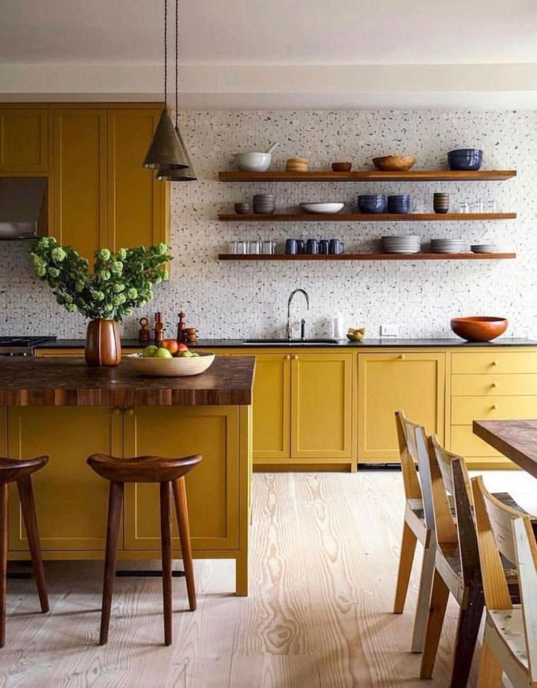 cuisine ouverte ilot central mobilier jaune mobilier bois parquet bois suspension laiton