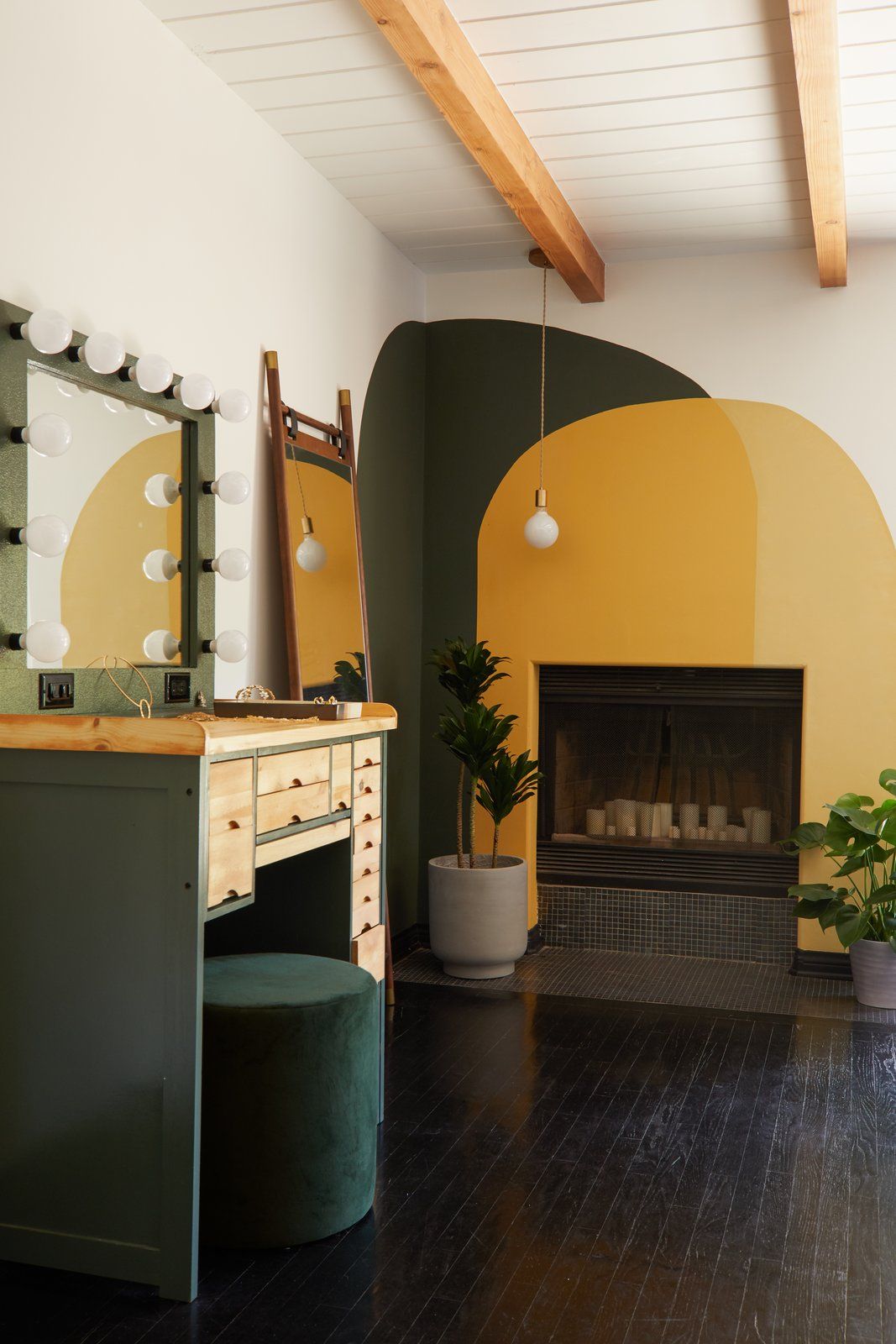décoration intérieure mur blanc poutre apparente mur vert sapin jaune moutarde parquet noir