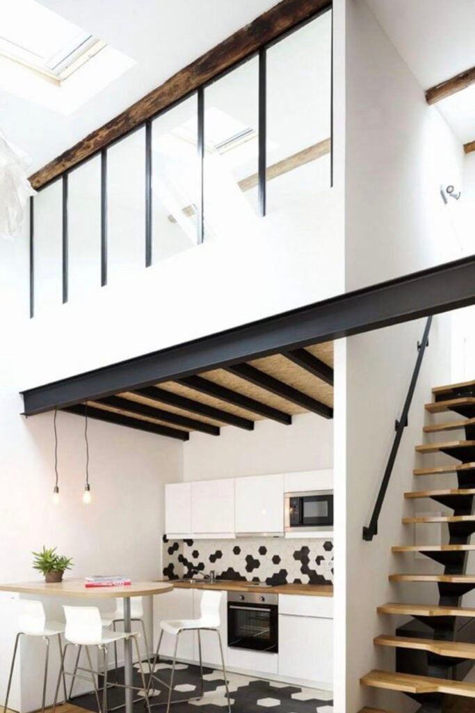 cuisine ouverte mezzanine verrière noire poutre bois