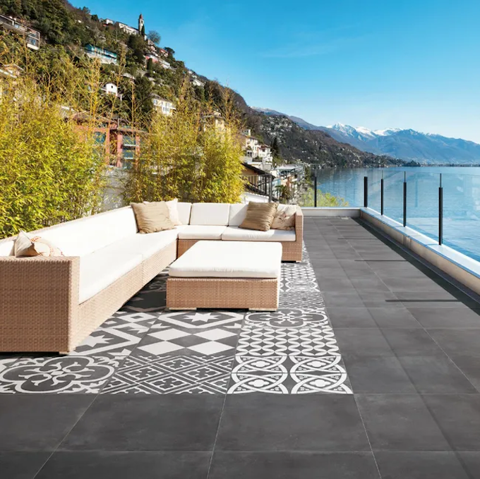 salon de jardin terrasse large noire graphique chaise jaune mur bois canapé droit