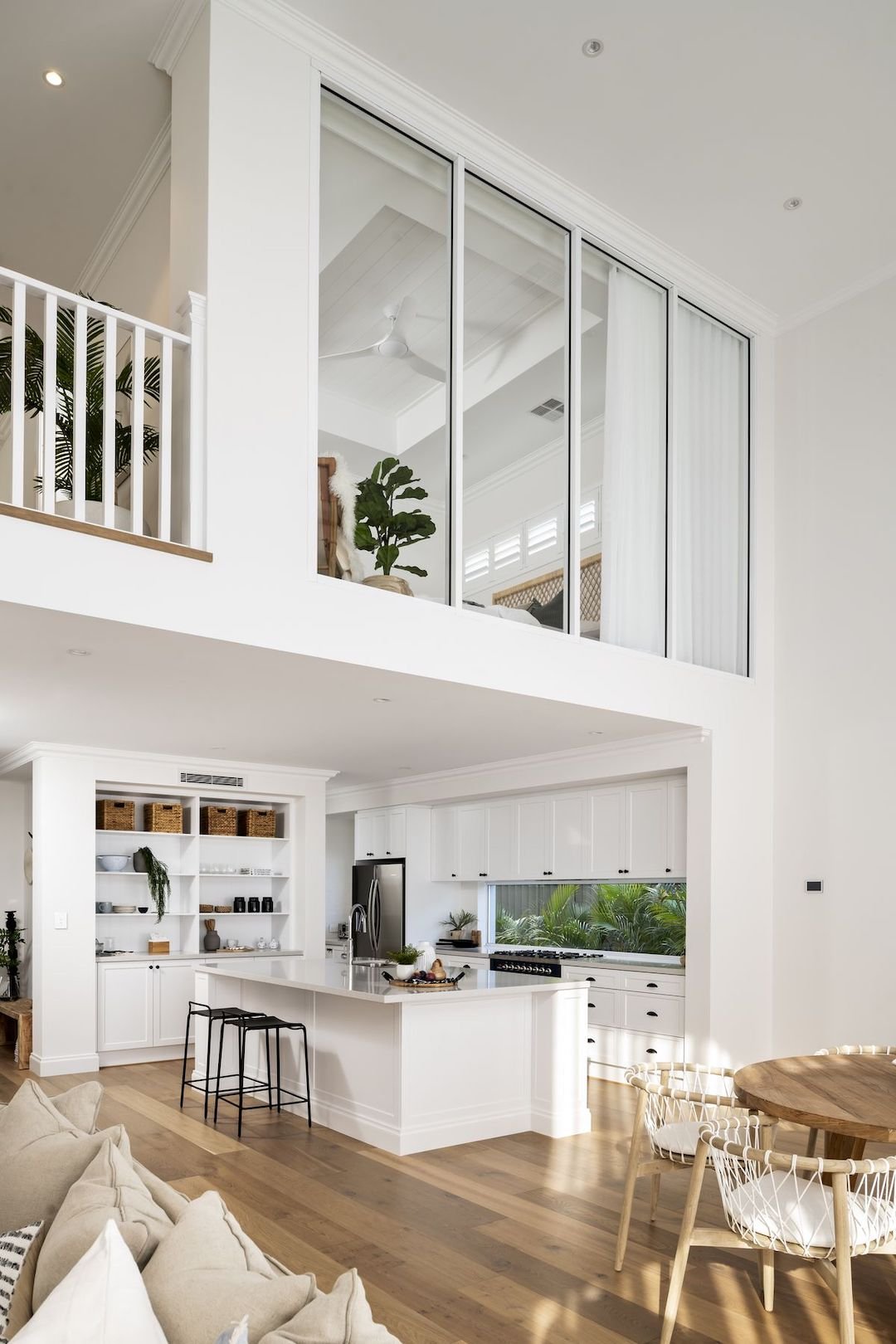 total look blanc séjour spacieux lumineux mezzanine baies vitrées parquet boisé deco lumineuse méditerranéenne