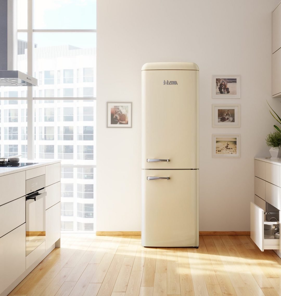 cuisine ouverte blanche sobre épurée scandinave baie vitrée frigo beige