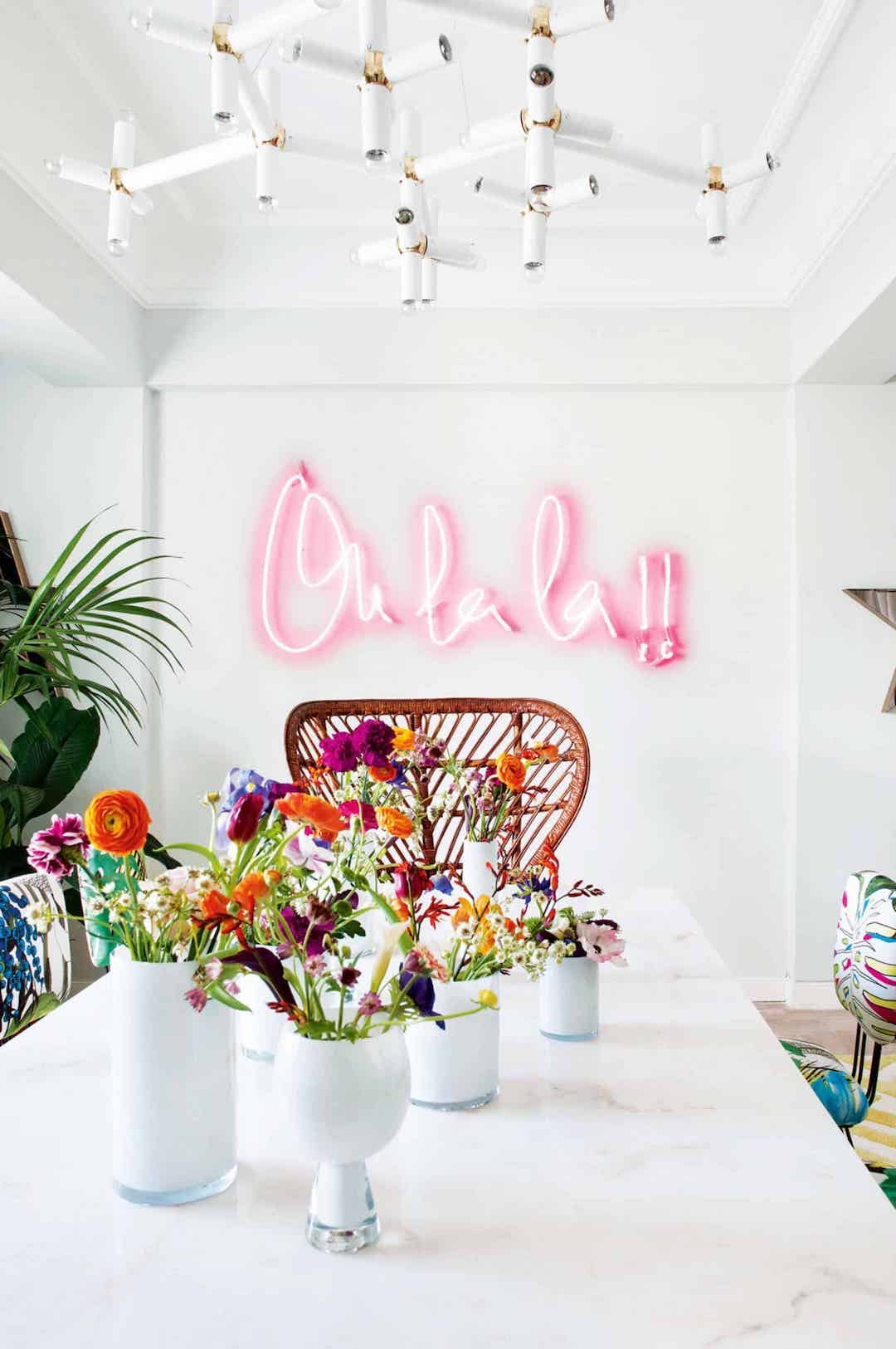 deco lumineuse tropicale colorée salon spacieux blanc neon rose
