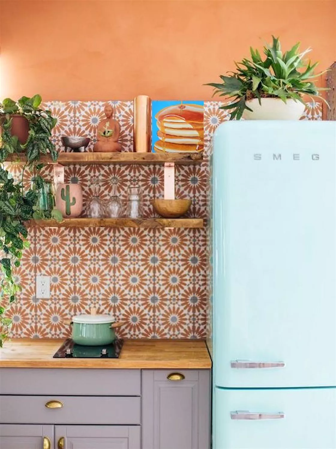 décoration exotique ethnique frigo bleu turquoise mur rouge terracotta étagère bois gris
