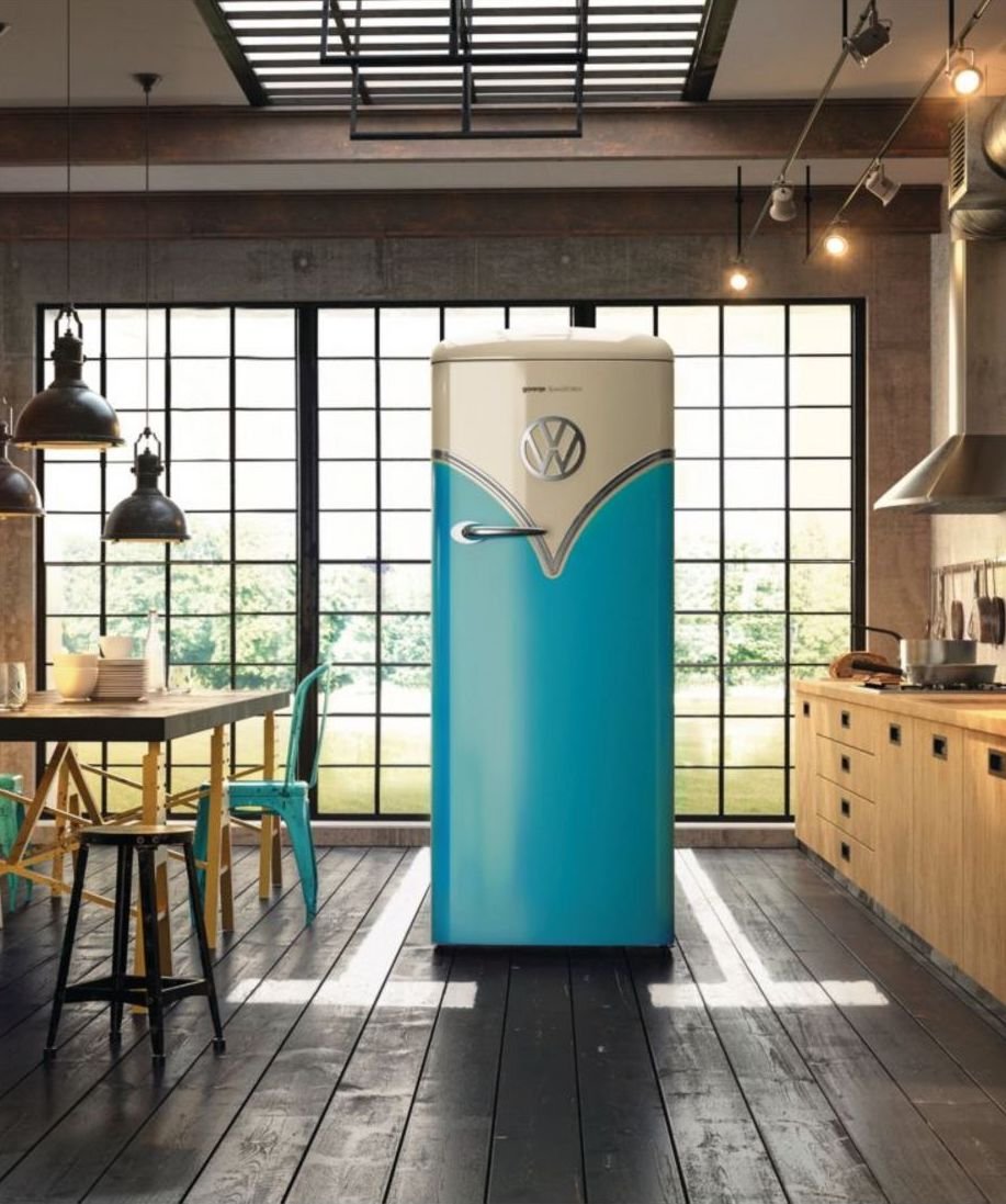 decoration industrielle baie vitrée mur béton accessoire parquet bois étagère noire métallique frigo bleu turquoise