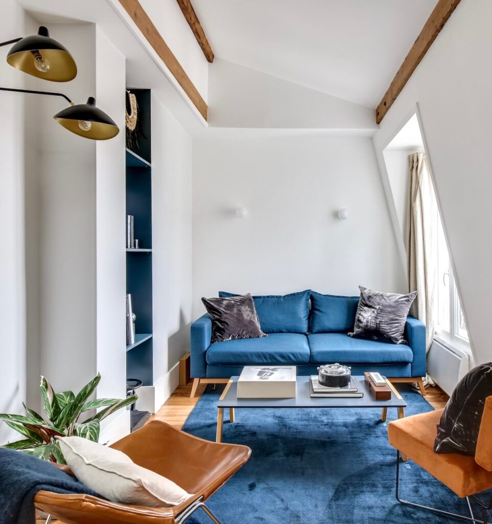 idée déco salon bleu roi ocre terracotta velours