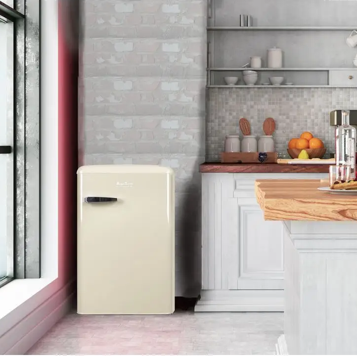 petit frigo blanc creme beige mur briques grises cuisine bois