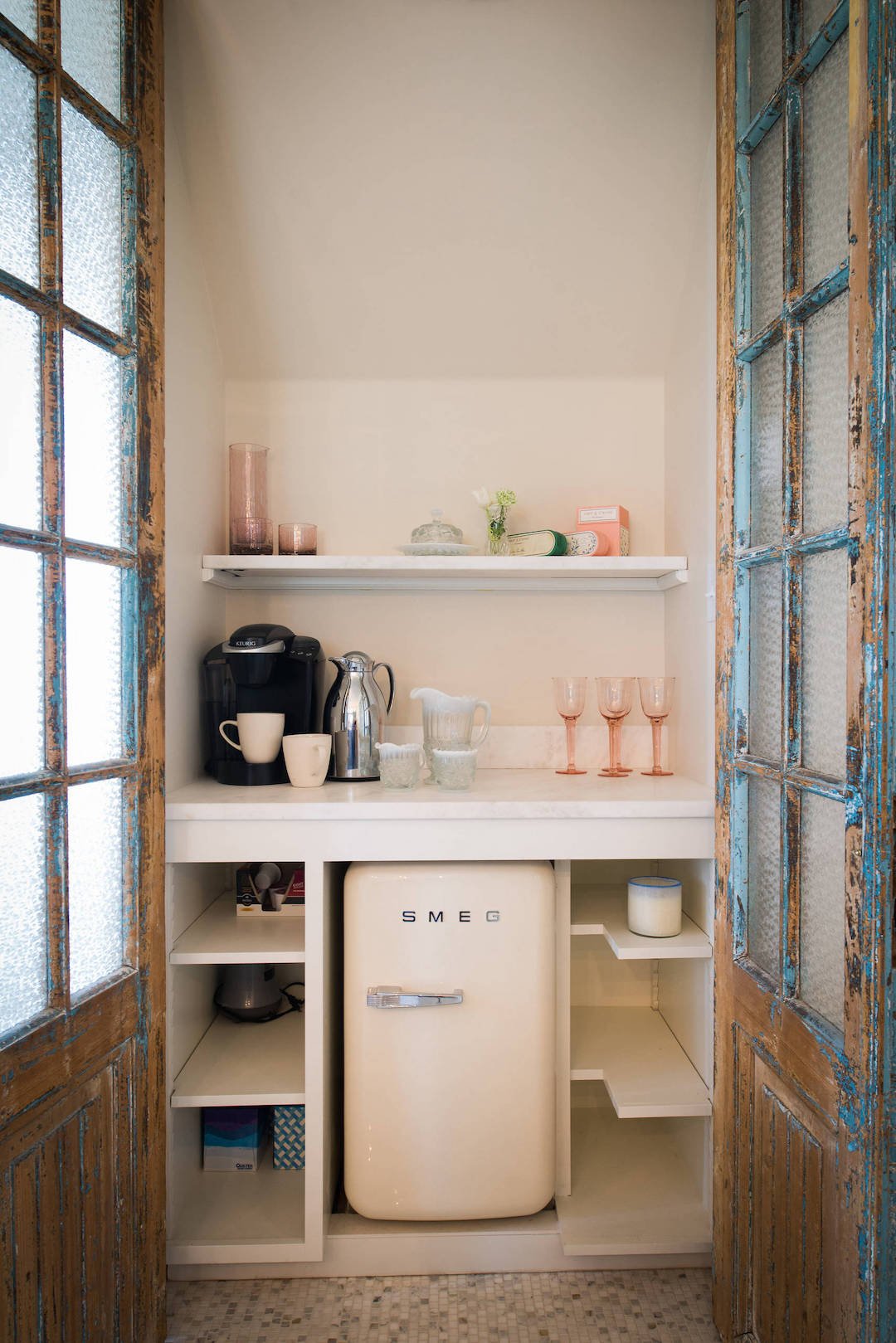 petite cuisine rustique champêtre frigo beige blanc creme mobilier fin blanc